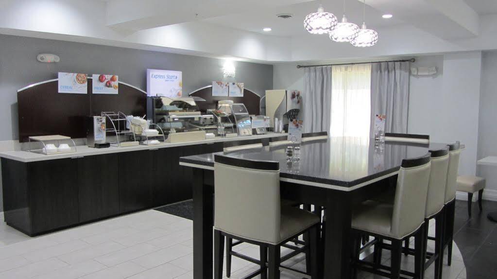Holiday Inn Express And Suites Houston North - Iah Area By Ihg Εξωτερικό φωτογραφία